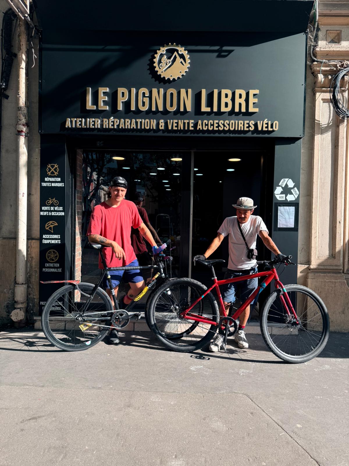 Les fondateurs devant l'atelier